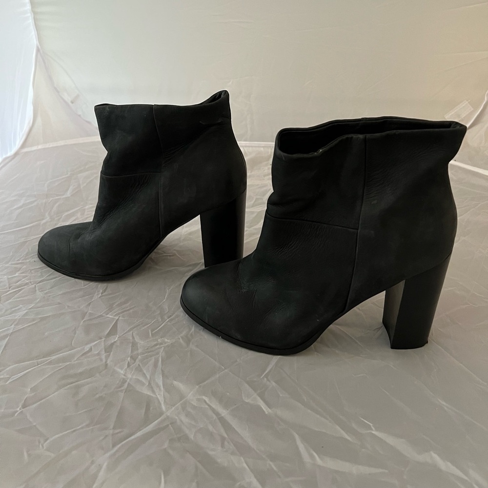 Aldo black leather heeled booties. Size 10